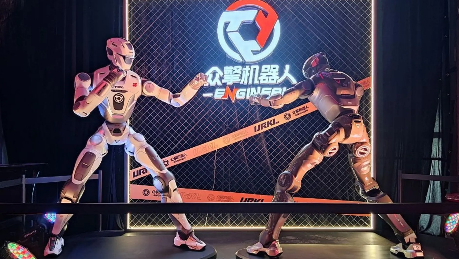 الصين تطلق أول دورى قتالى للروبوتات الشبيهة بالبشر