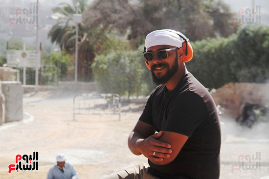 أحد الفنانين المشاركين