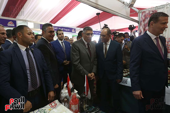 وزيرا التموين والزراعة ومحافظ الجيزة يتابعون انتظام العمل بمعرض أهلا رمضان