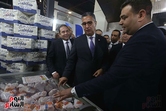 وزير التموين يتفقد السلع المطروحة بمعرض أهلا رمضان