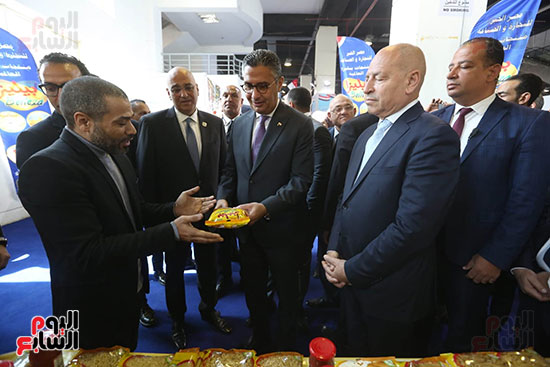 وزير التموين ومحافظ القاهرة يتفقدان السلع بمعرض أهلا رمضان