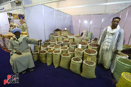 عروض مختلفة على جميع أنواع البلح