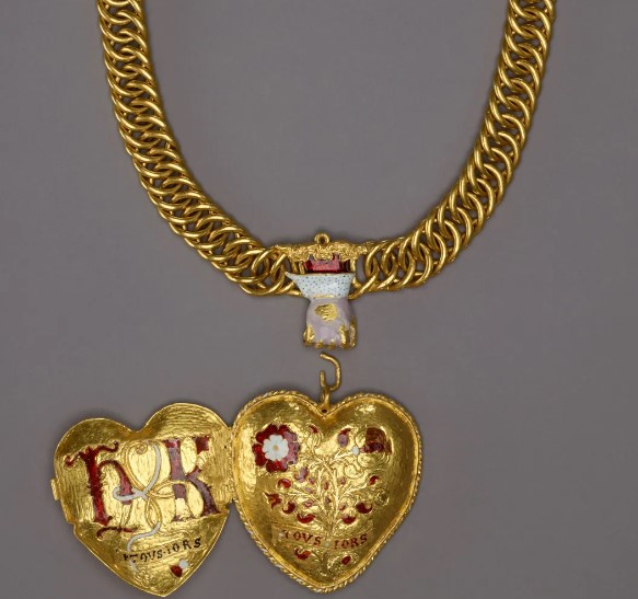 قلادة قلب تيوردو