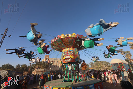 فرحة-الأطفال-بالألعاب-فى-المولد