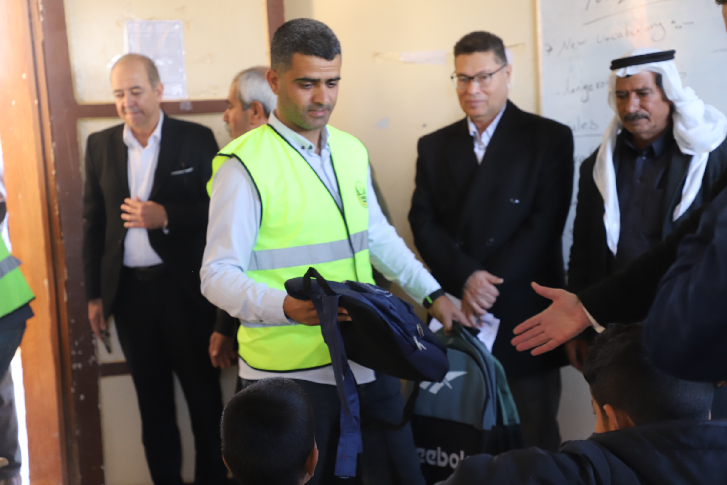 توزيع شنط علي الطلاب 