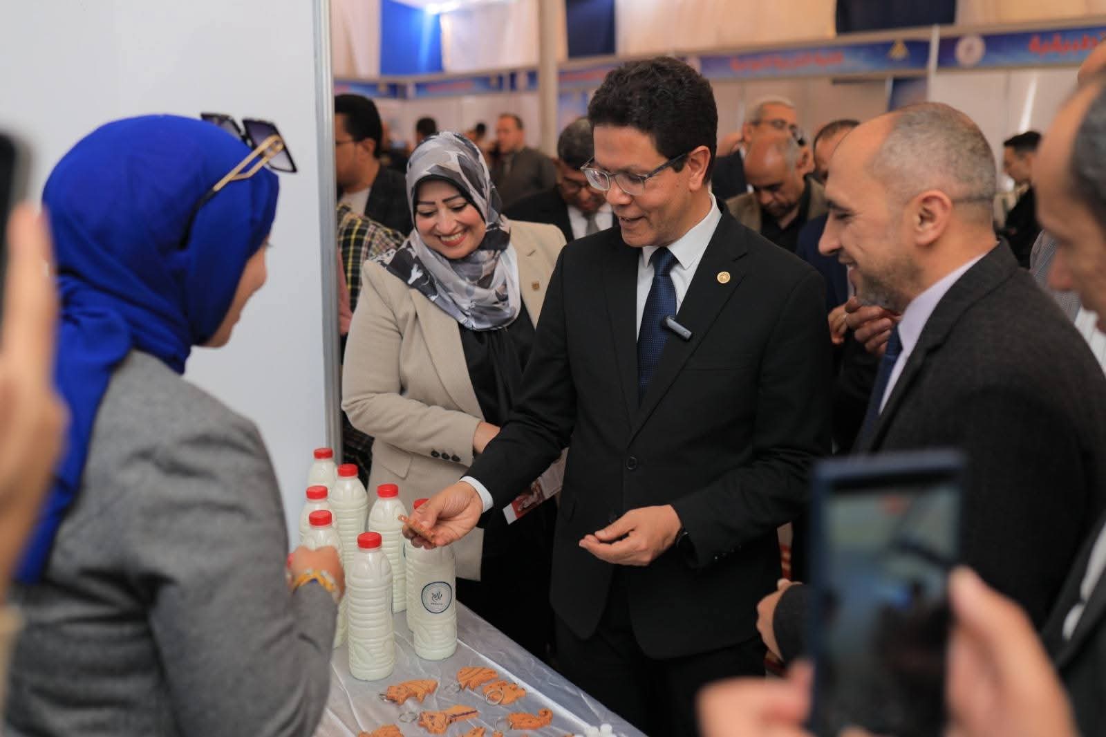 خلال تفقد المعرض