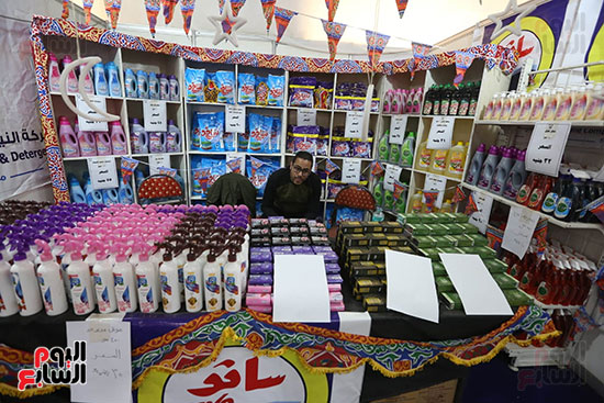سلع مختلفة داخل المعرض