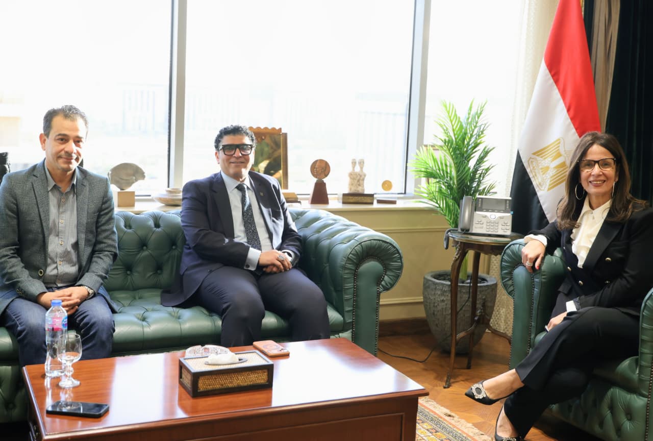 وزيرة الثقافة خلال الاجتماع (4)