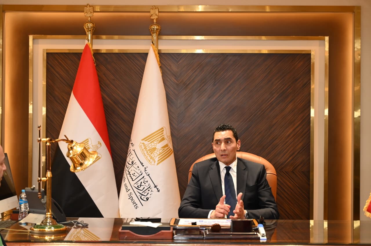 جوهر نبيل وزير الشباب والرياضة بمكتبه