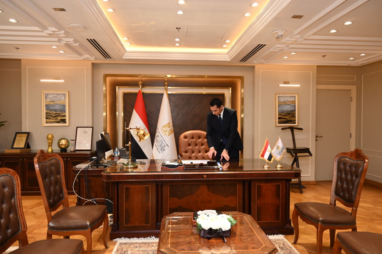 لحظة دخول جوهر نبيل وزير الشباب والرياضة إلى مكتبه