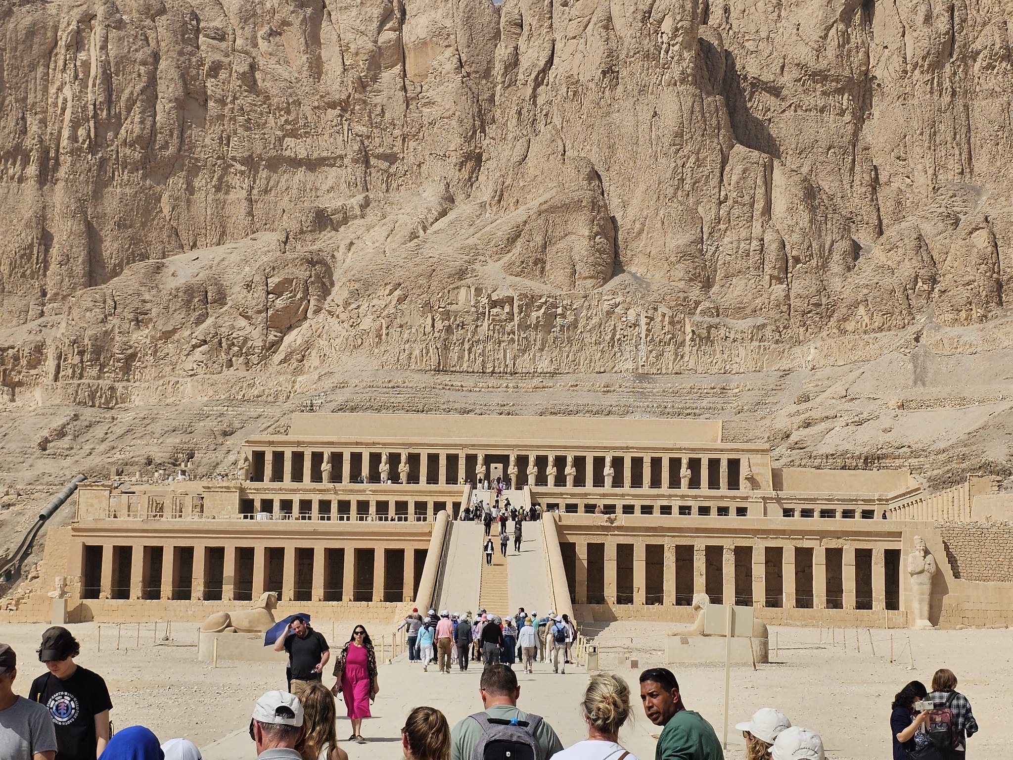 زيارات سياح العالم فى معبد الملكة حتشبسوت بالدير البحرى