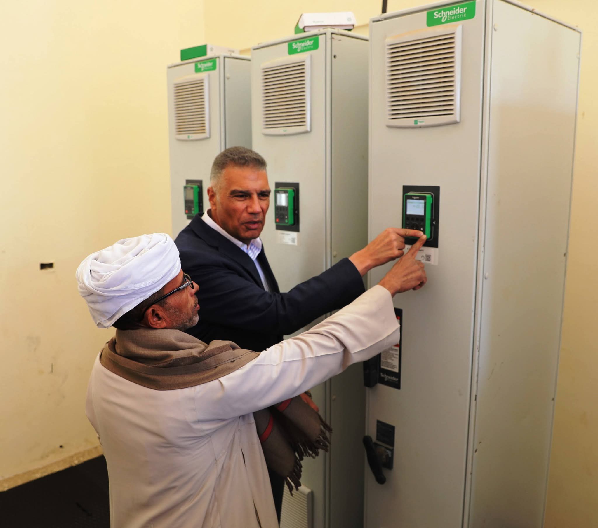 تشغيل المشروعات مع الأهالى ومحافظ أسوان 