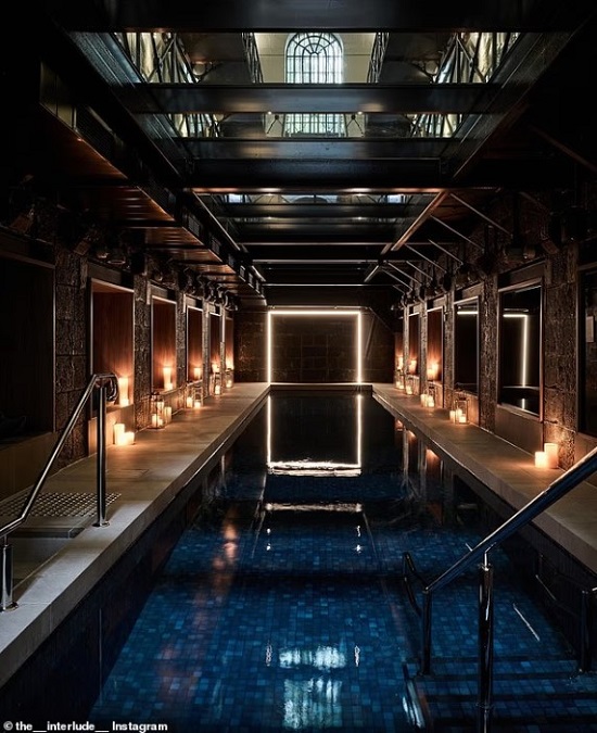 حمام سباحة داخل الفندق