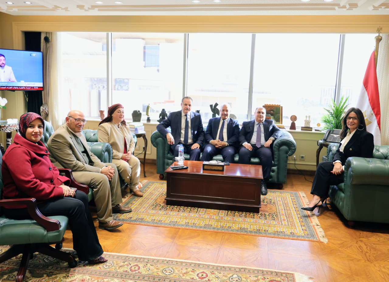 وزيرة الثقافة خلال الاجتماع (3)