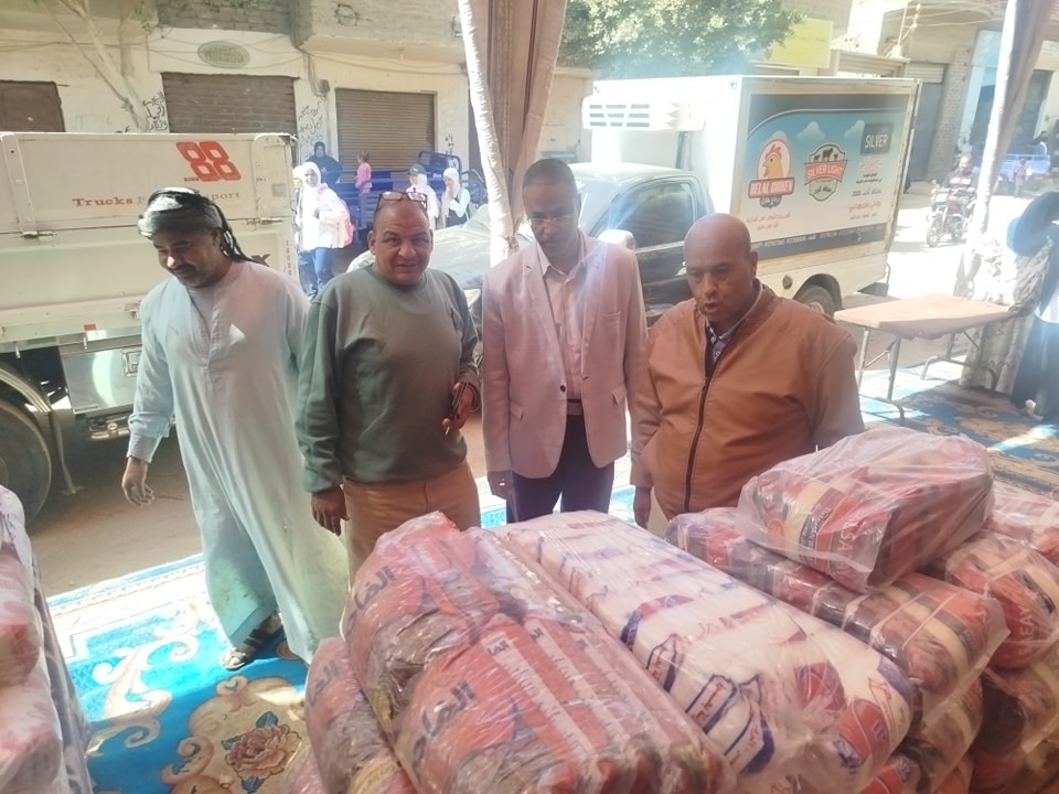 رئيس مدينة الزينية يتابع فتح أبواب معرض أهلاً رمضان لخدمة الأهالى