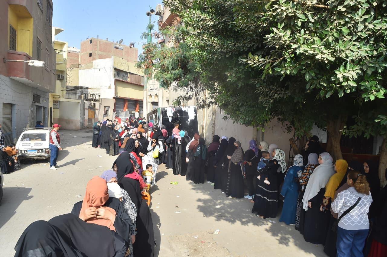 توزيع الشنط الرمضانية (2)