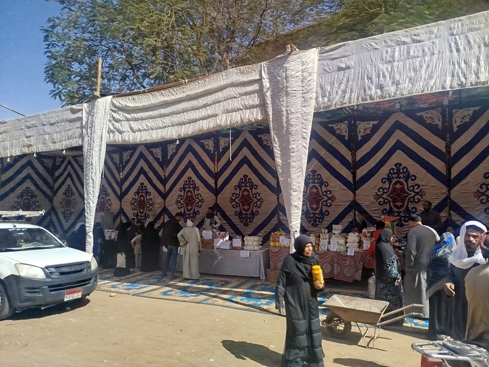 معرض جديد أهلا رمضان بتخفيضات في السلع وسط إقبال أهالى الزينية