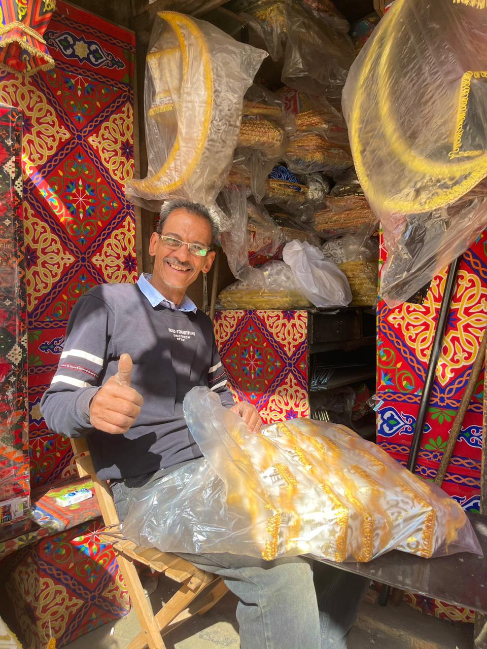 بائع فوانيس في شارع الخيامية