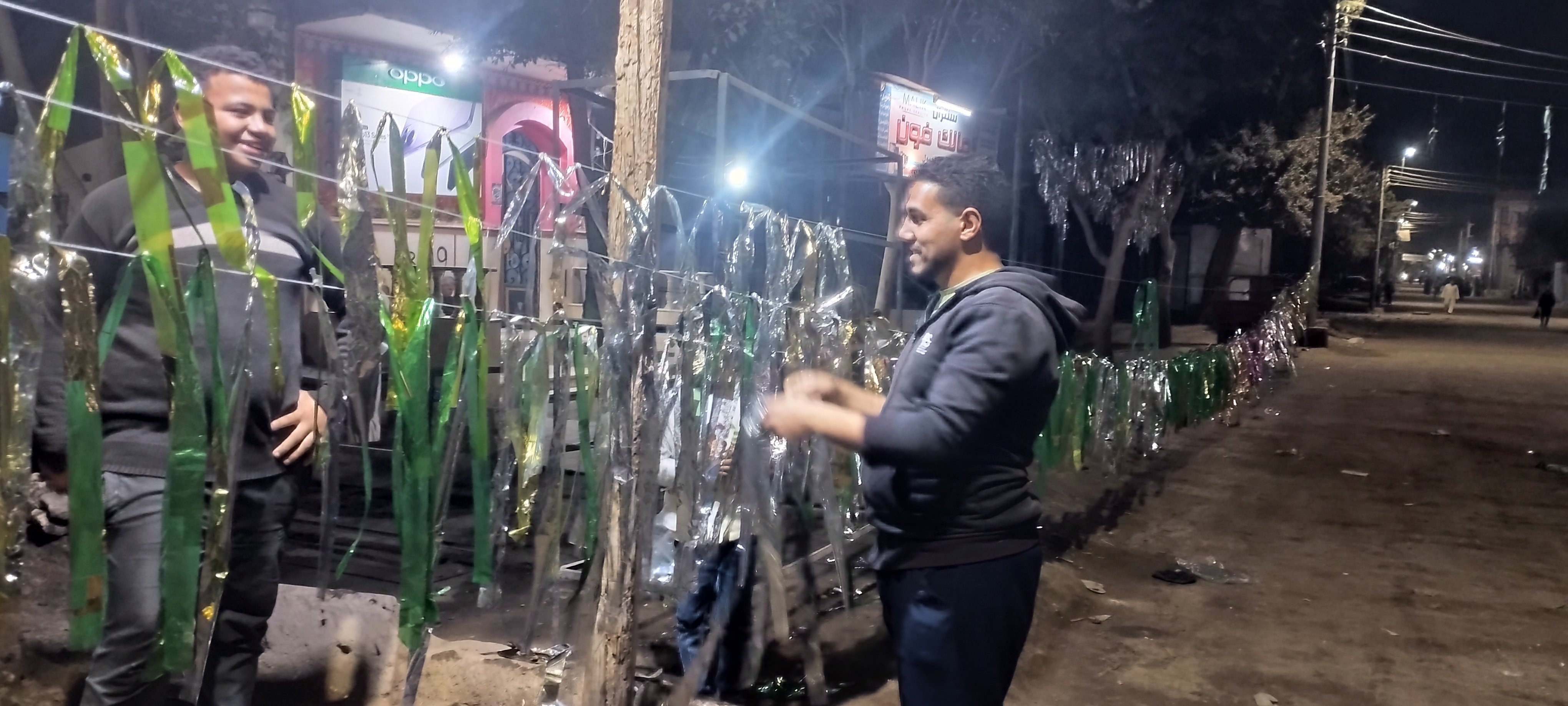  شباب القرى بالمنيا يصنعون الزينة فى الشوارع (2)