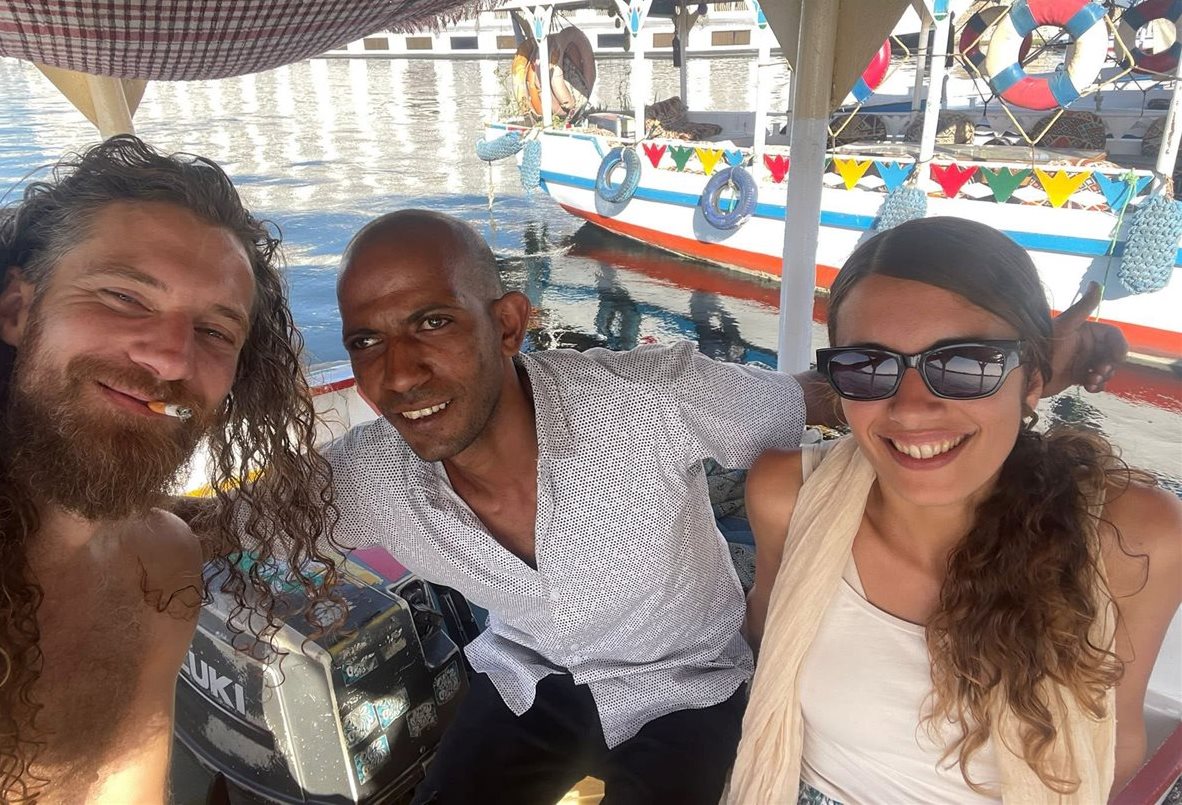 شاب أقصرى يدعم أجنبية وتشيد بموقفه معها