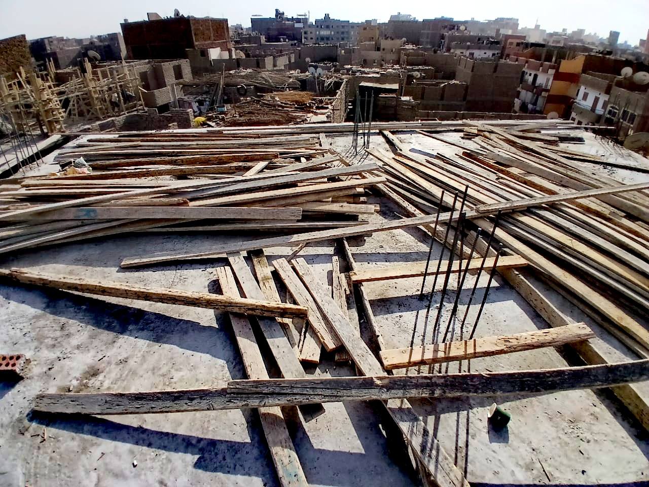 مجلس مدينة الأقصر يوقف تنفيذ عدد من أعمال البناء المخالف في المهد