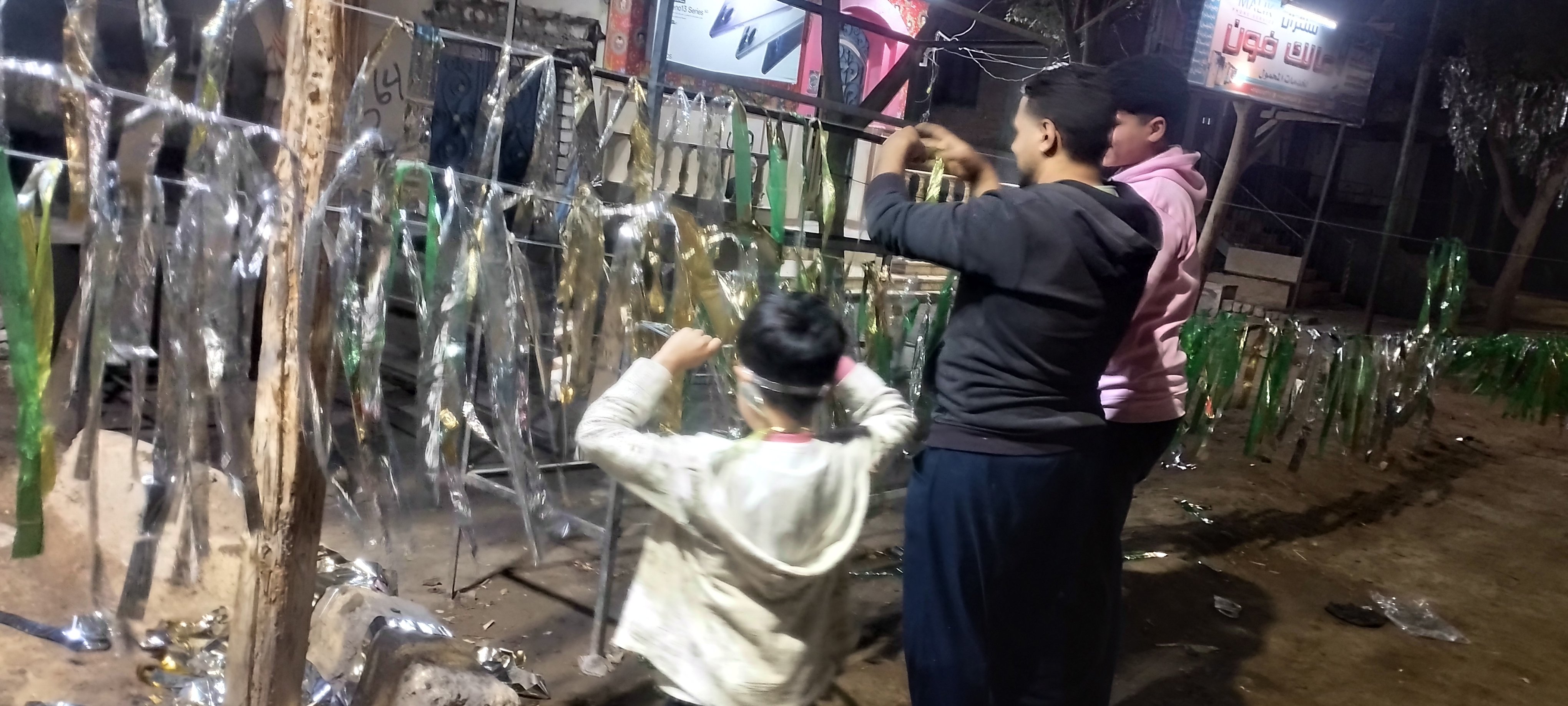  شباب القرى بالمنيا يصنعون الزينة فى الشوارع (3)