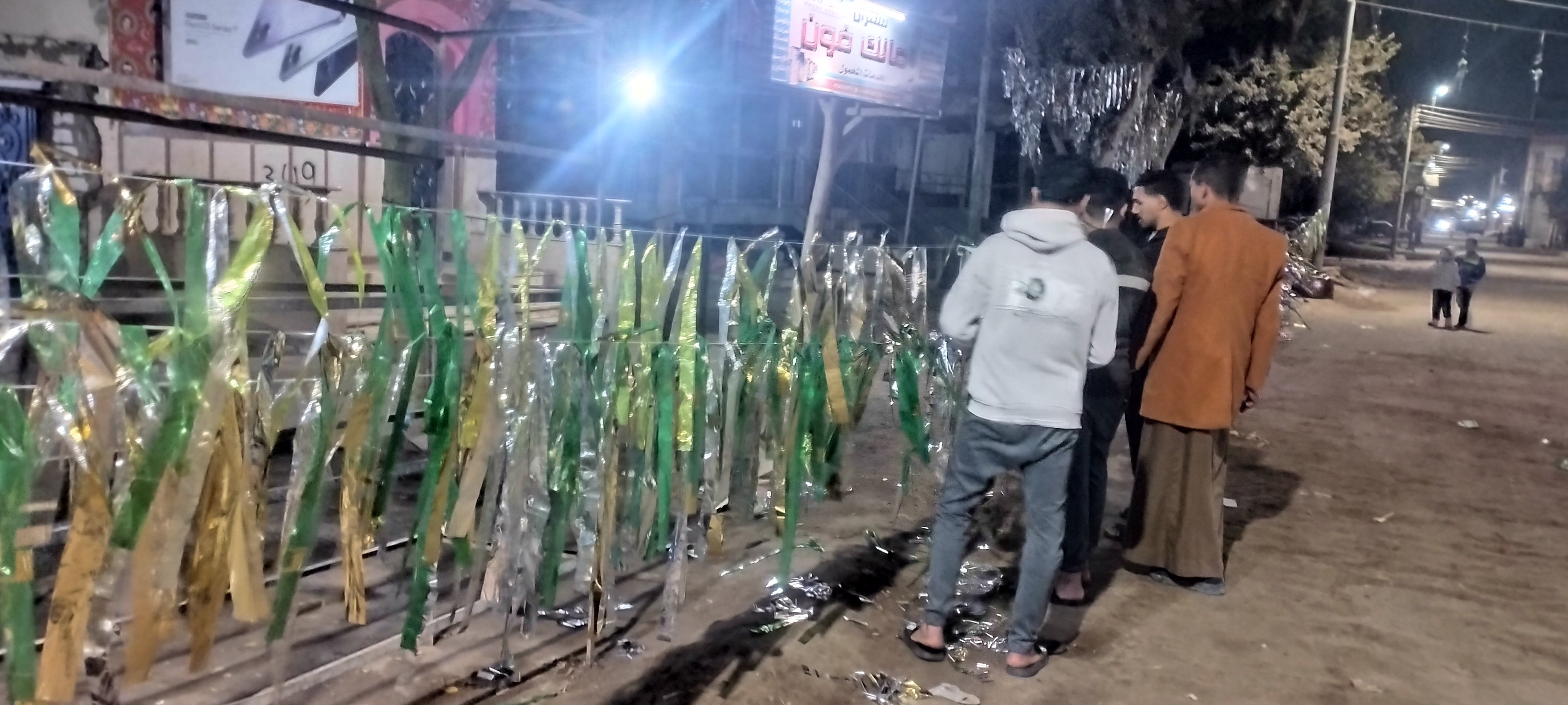  شباب القرى بالمنيا يصنعون الزينة فى الشوارع (1)