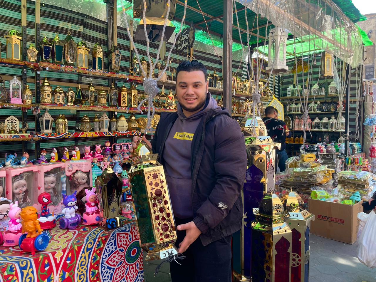 محمد فزبة بائع فوانيس في شارع الخيامية