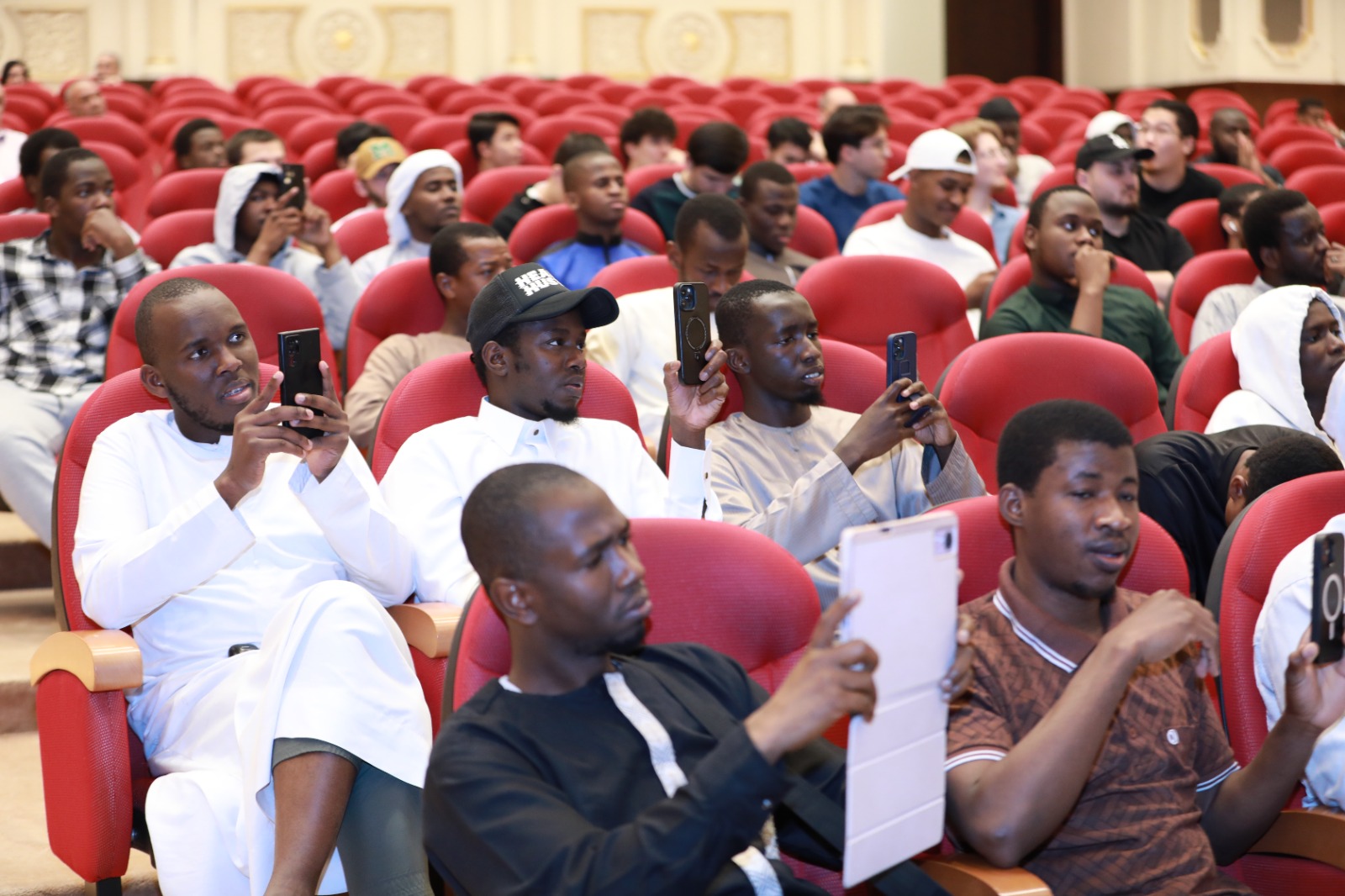 جانب من الأمسية الشعرية