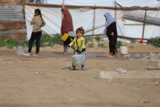 طفل يحمل المياه طفل يحمل المياه