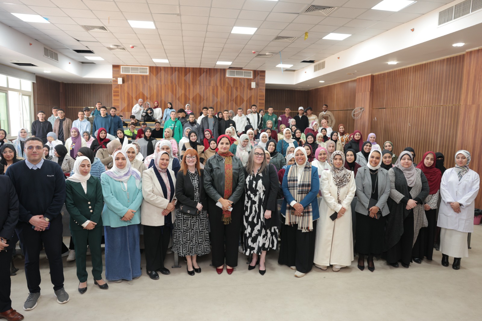 صورة تذكارية للوفد مع اعضاء هيئة التدريس