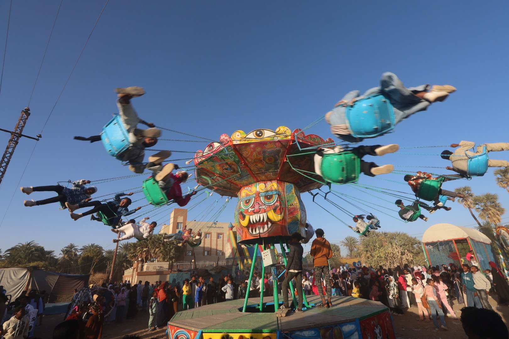 فرحة الأطفال بالألعاب فى المولد