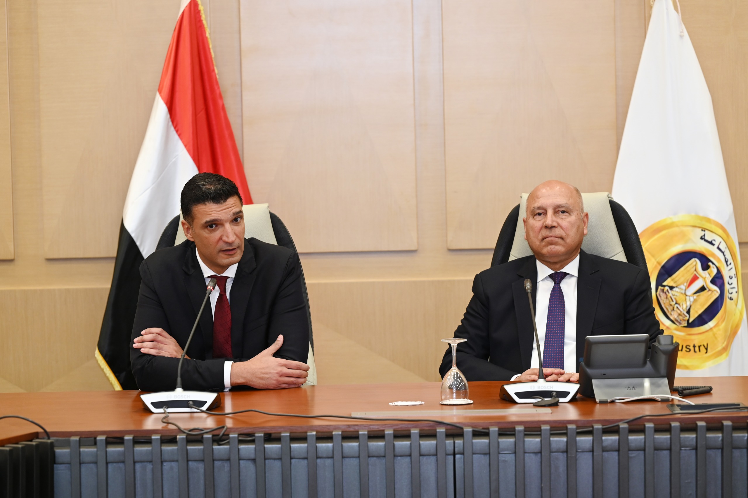 وزير الصناعة خالد هاشم والفريق كامل الوزير