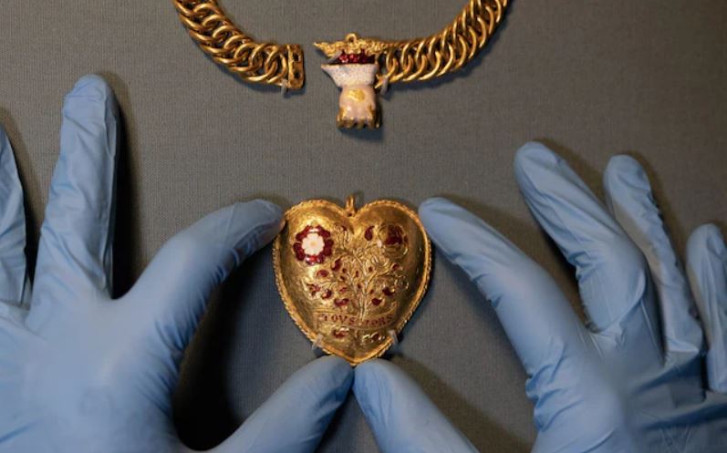المتحف البريطاني يستعيد رمز الحب الخاص بهنري الثامن بعد أن فُقد لقرون (9)