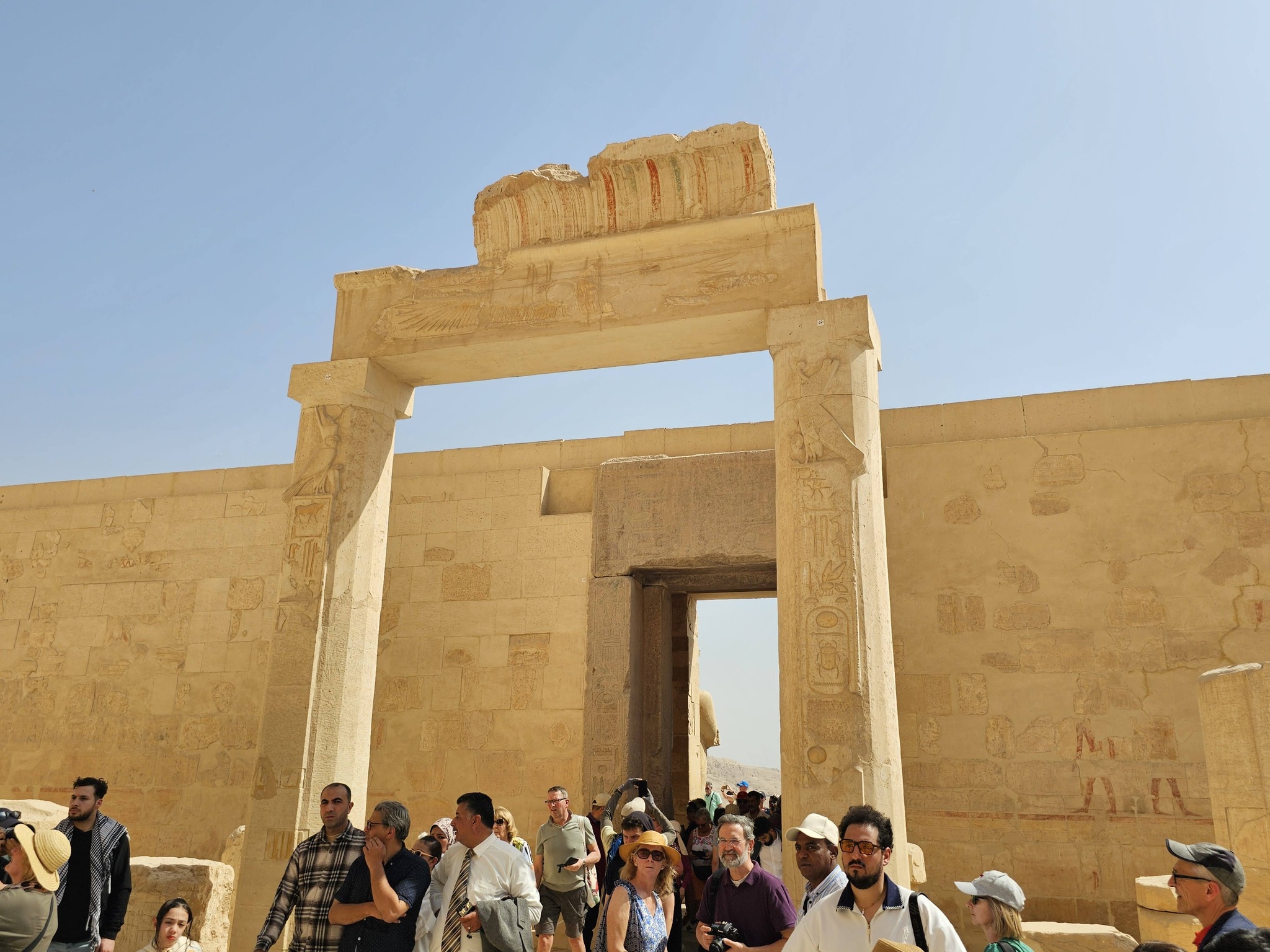 جانب من توافد سياح العالم فى معبد الملكة حتشبسوت