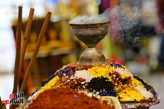 ريحة البخور تملأ المكان