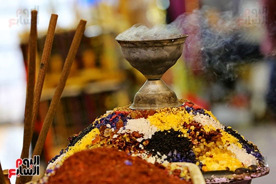 ريحة البخور تملأ المكان