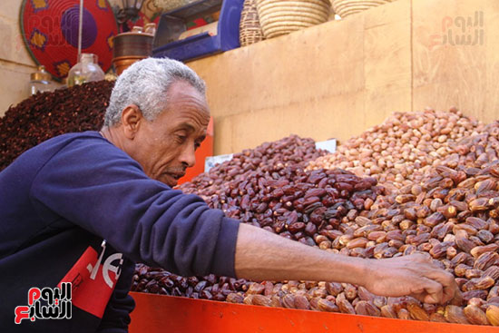 أحد-الباعة-يرص-البلح