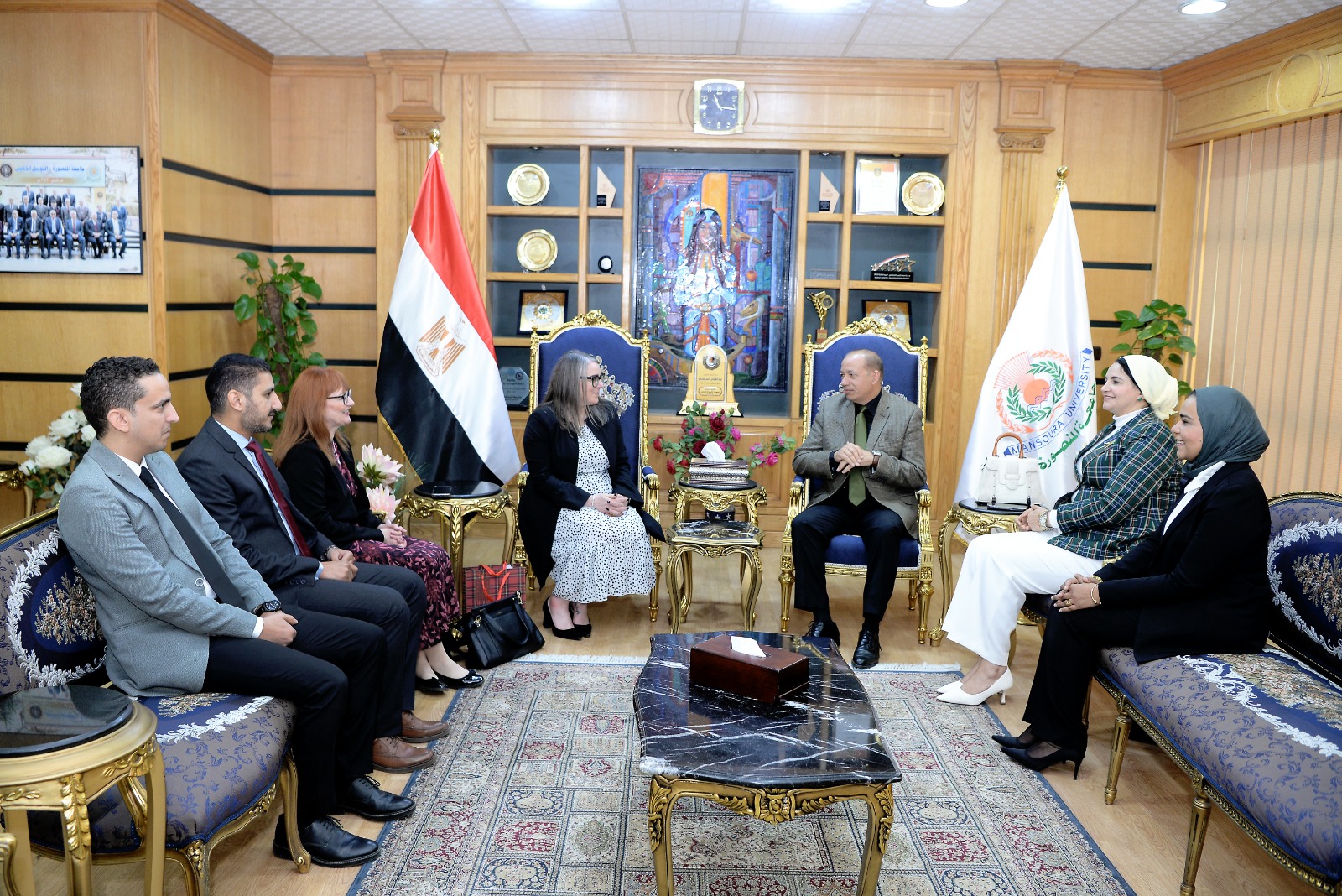 رئيس جامعة المنصورة الأهلية يستقبل وفد اسكتلندي