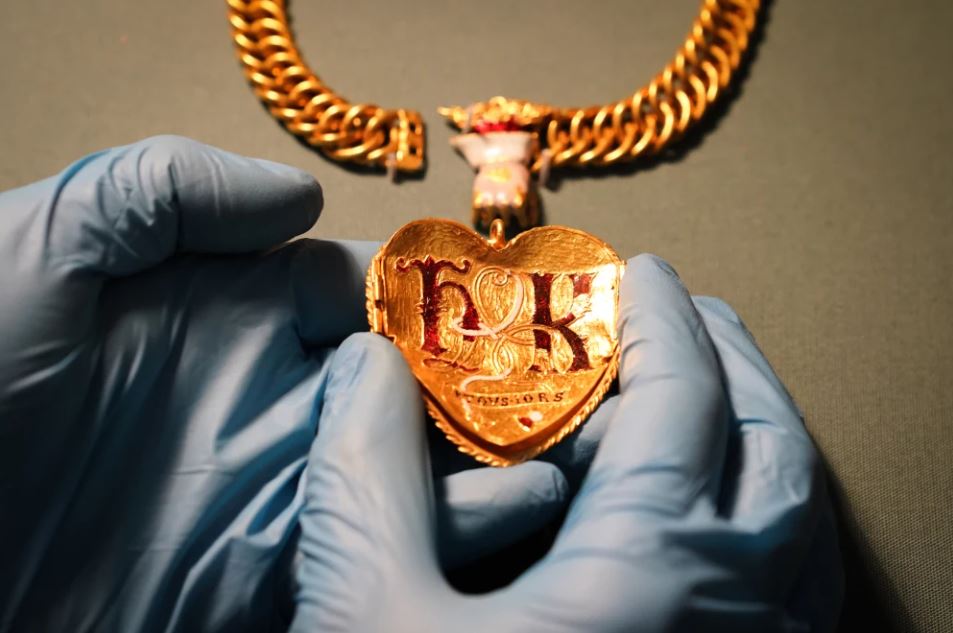 المتحف البريطاني يستعيد رمز الحب الخاص بهنري الثامن بعد أن فُقد لقرون (6)