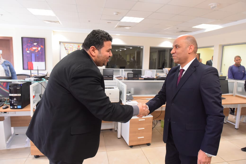 وزير العمل يتفقد الوزارة