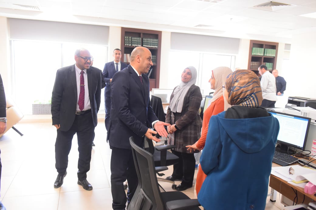 وزير العمل مع الموظفين فى الوزارة