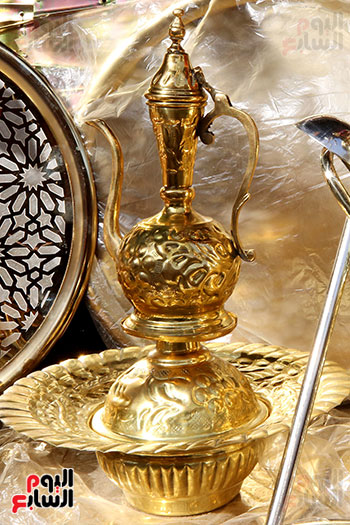 إبريق نحاس يلمع كأنه قطعة من تراث رمضان