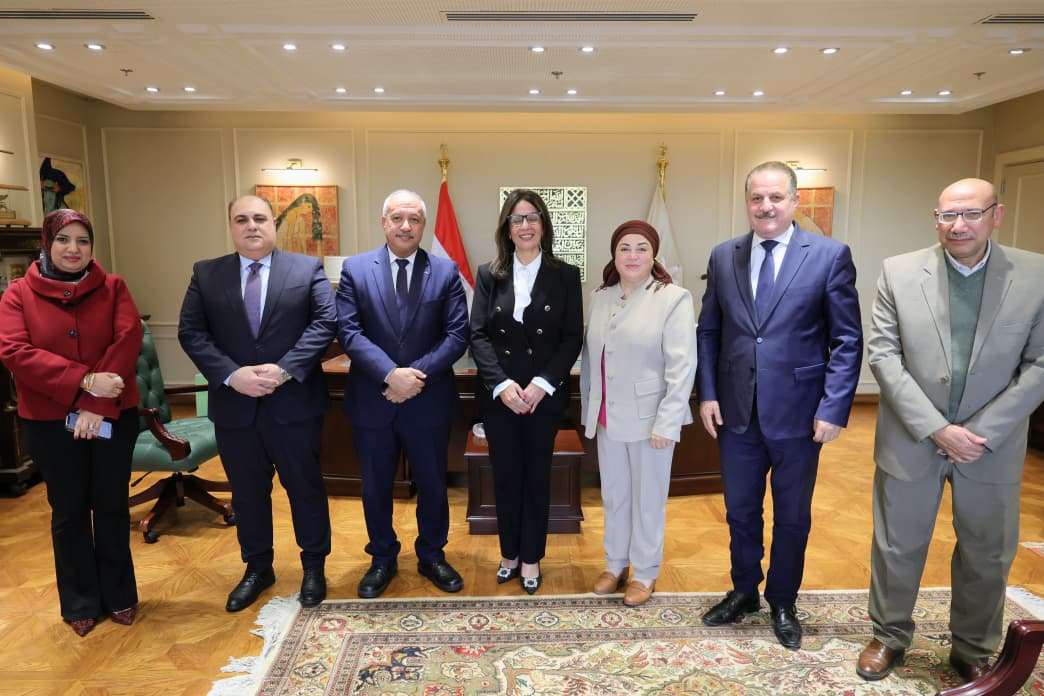 وزيرة الثقافة خلال الاجتماع (2)