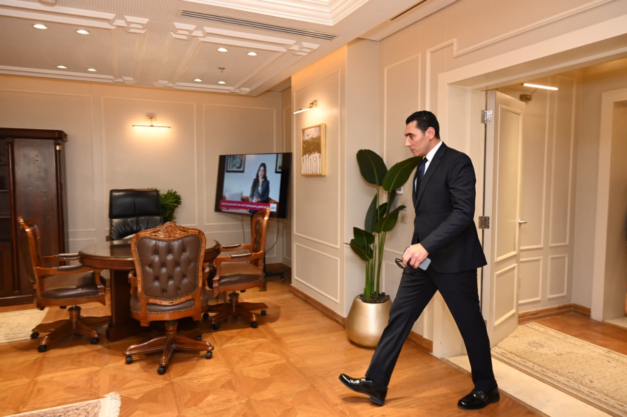 لحظة وصول جوهر نبيل وزير الشباب و الرياضة إلى مكتبه