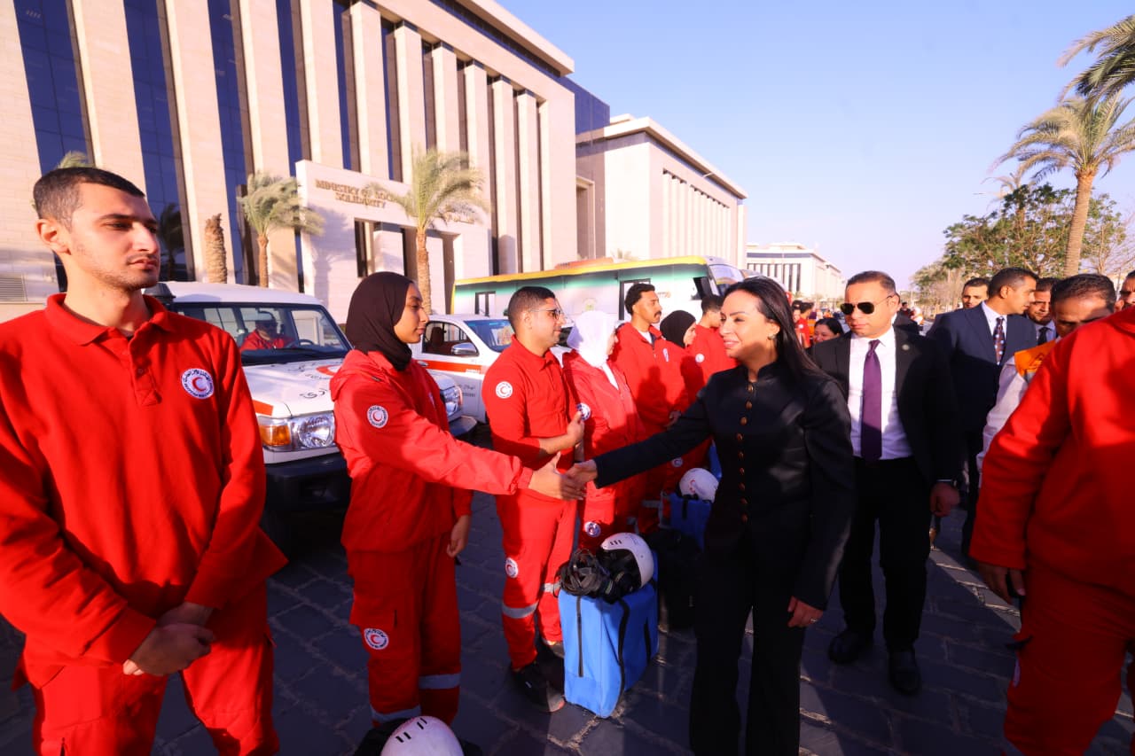 وزيرة التضامن تشهد اصطفاف فرق التدخل السريع والهلال الأحمر المصري لتعزيز سرعة الاستجابة لحالات الأطفال والكبار بلا مأوى