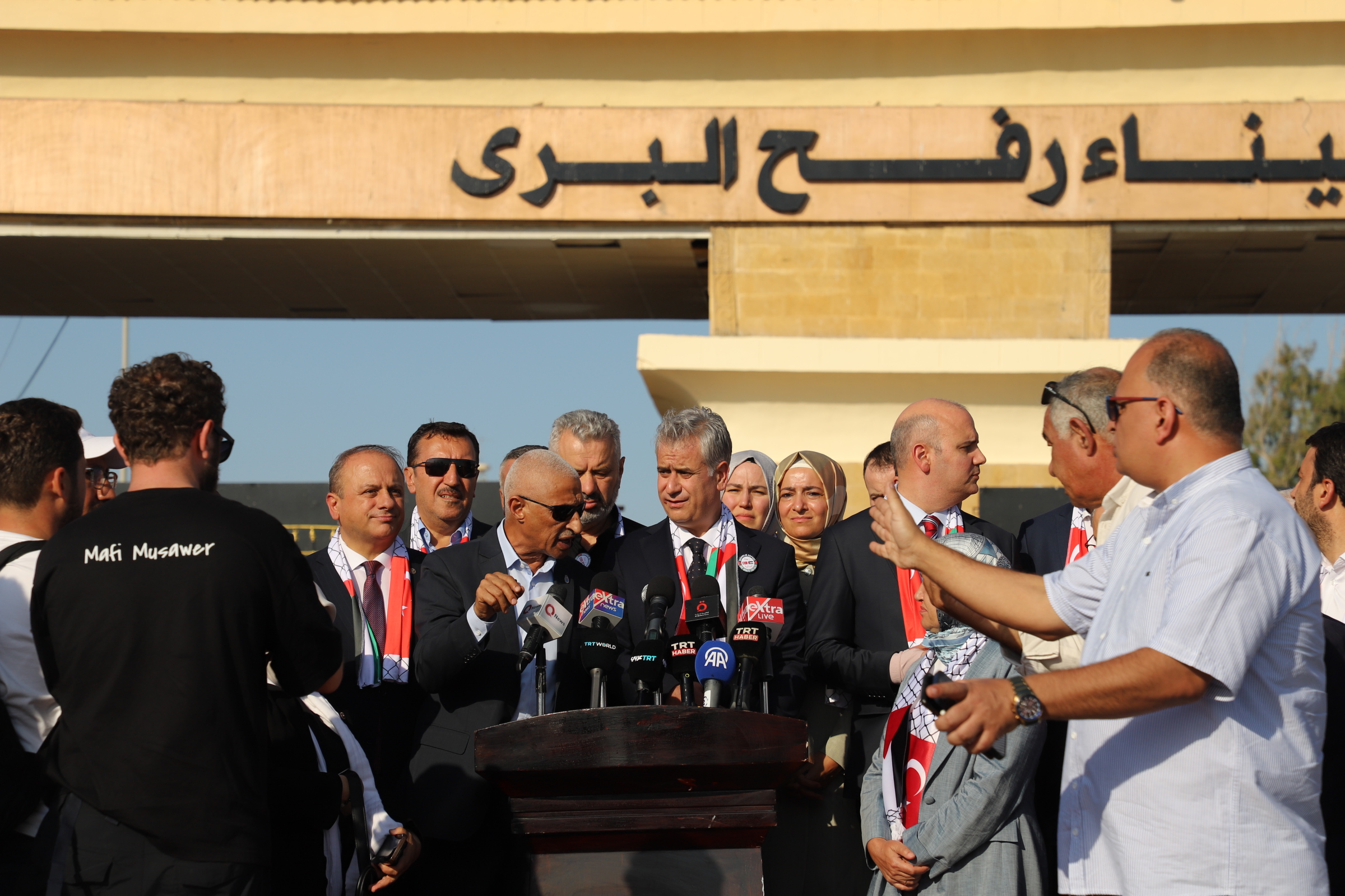 لقاءات متتعدة تتم أمام المعبر