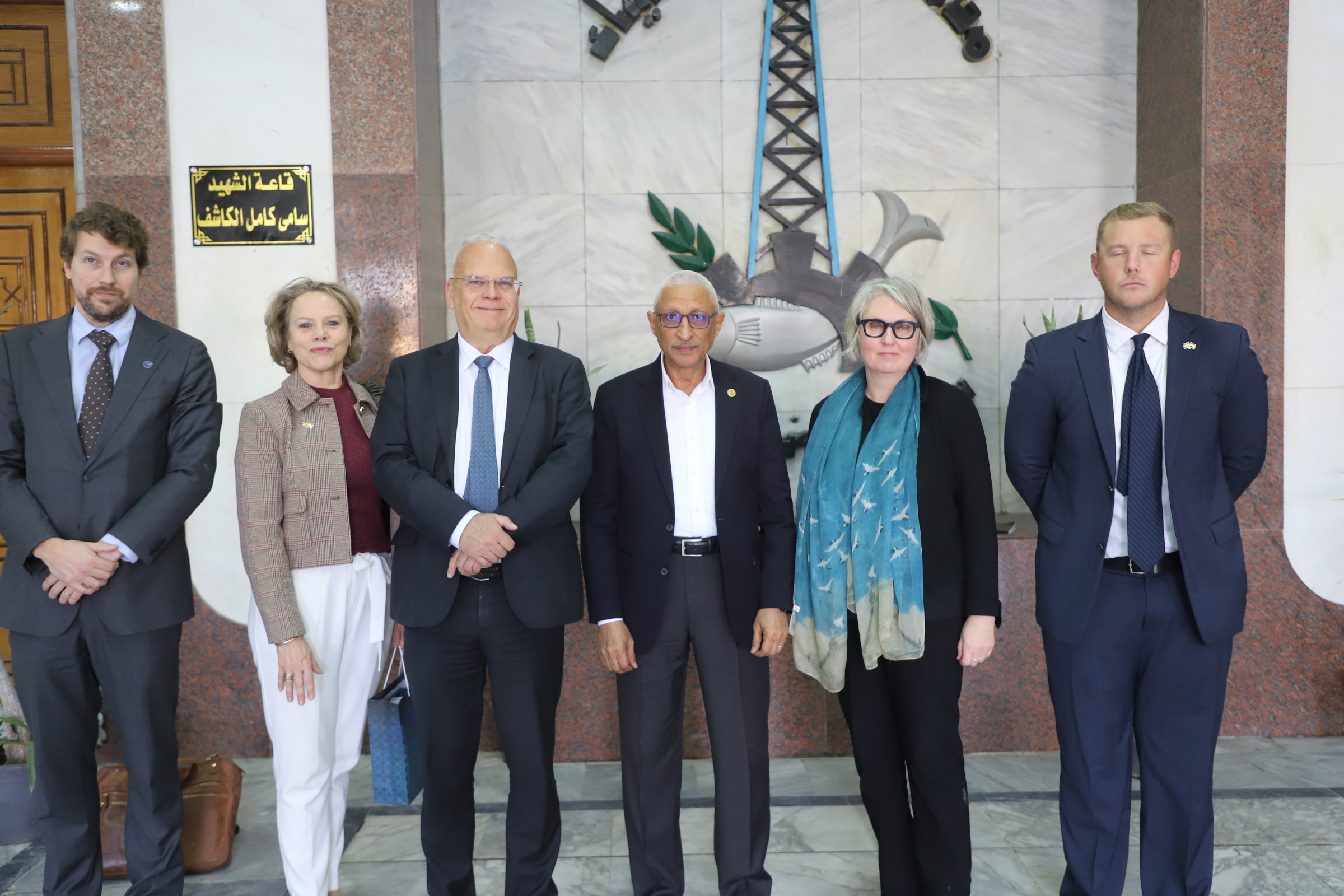 صوره جماعية من مبني محافظة شمال سيناء الوفد الاوربي 