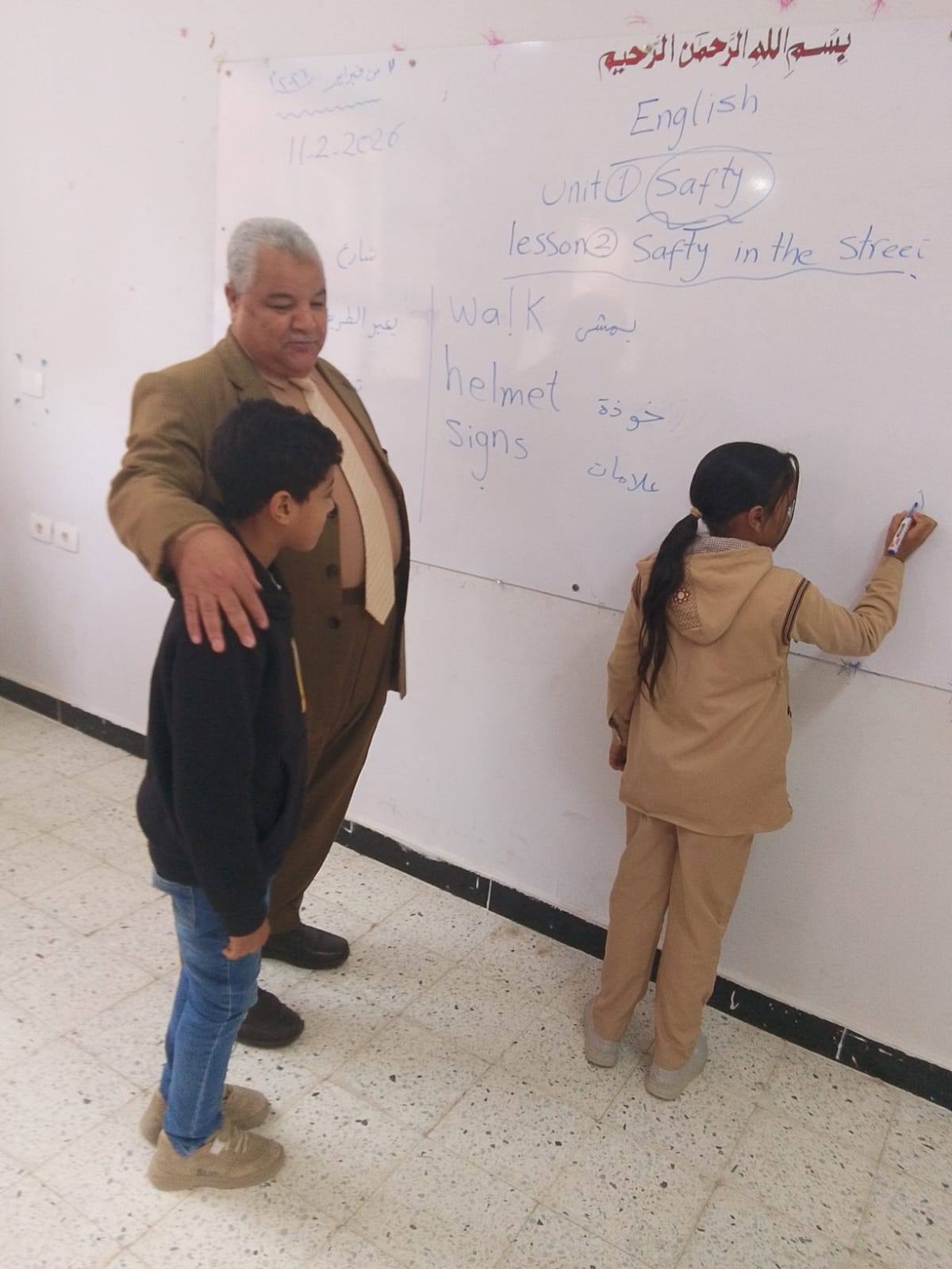 متابعة مستوى الطلبة داخل المدرسة بجولة وكيل الوزارة