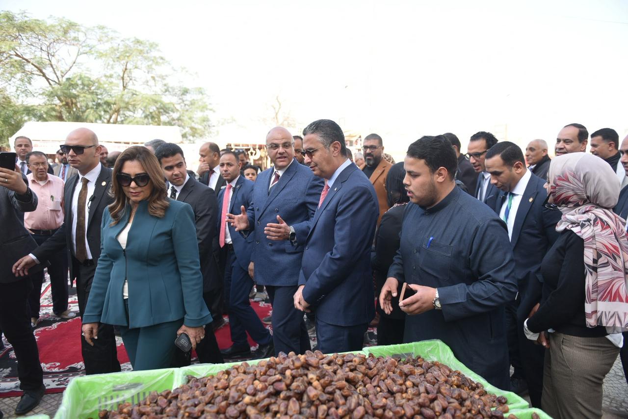 وزير التموين ووزيرة التنمية المحلية يفتتحان معرض أهلا رمضان بالقليوبية
